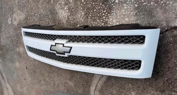 OEM grille for 2007-2013 Chevy Silverado 1500 / 2500 / 3500.