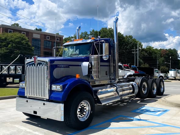 2027 Kenworth W900 Cummins X15 | 605 HP | 18 Speed | Neway Suspension 20k Front | 20k Pusher | 52k Rears w/ 4.56 Gears