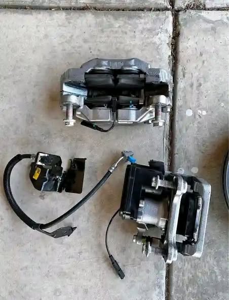 OEM GMC 1500 Sierra 2022-2026 Brake Calipers, Brake rotors, backing plate, bolts, and brake hoses.