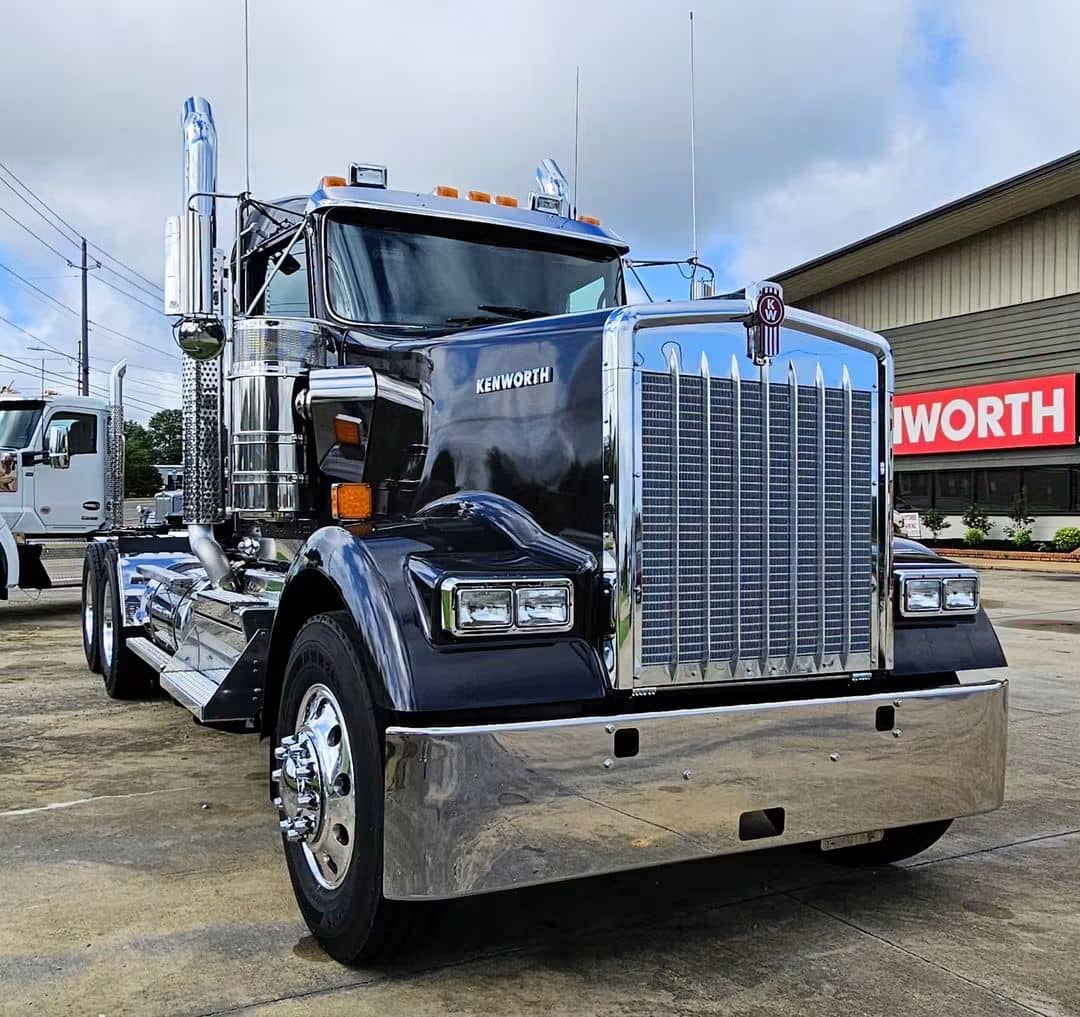 Cummins X15 | 500 HP | 18 Speed
2027 Kenworth W900L - 3.70 Gear Ratio 
Cummins X15 | 500 hp
Eaton Fuller 18 sp | 2050 tq*