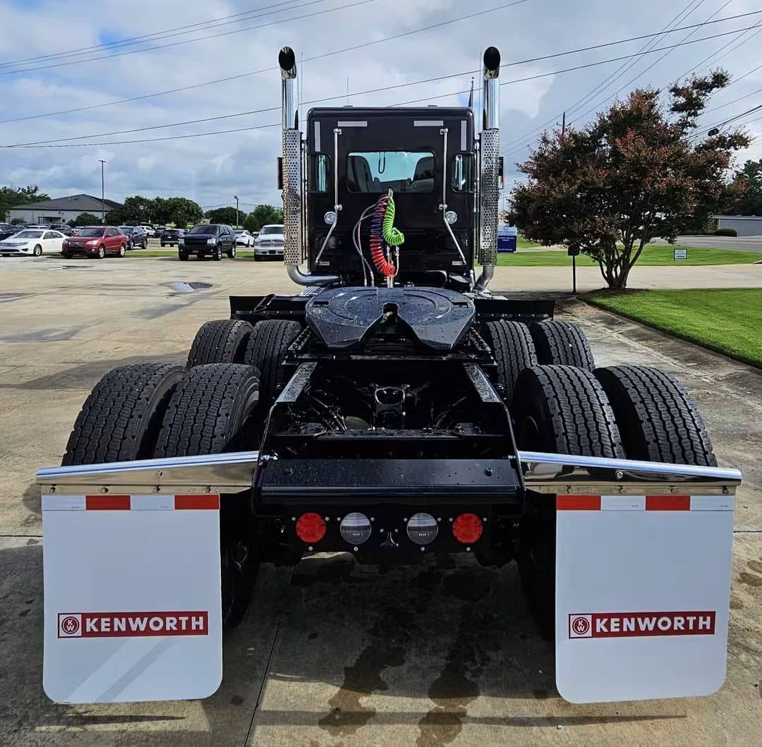 Cummins X15 | 500 HP | 18 Speed
2027 Kenworth W900L - 3.70 Gear Ratio 
Cummins X15 | 500 hp
Eaton Fuller 18 sp | 2050 tq*