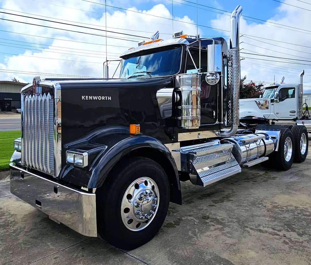 Cummins X15 | 500 HP | 18 Speed
2027 Kenworth W900L - 3.70 Gear Ratio 
Cummins X15 | 500 hp
Eaton Fuller 18 sp | 2050 tq*