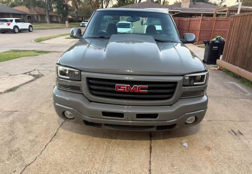 2005 GMC 1500 Regular Cab •
Short Bed 
2005 Turbo GMC sierra RST