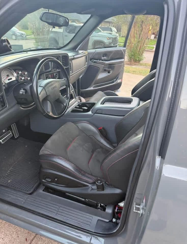 2005 GMC 1500 Regular Cab •
Short Bed 
2005 Turbo GMC sierra RST