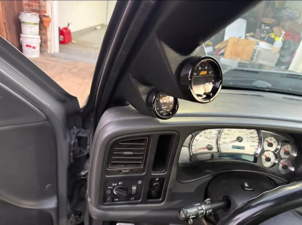 2005 GMC 1500 Regular Cab •
Short Bed 
2005 Turbo GMC sierra RST