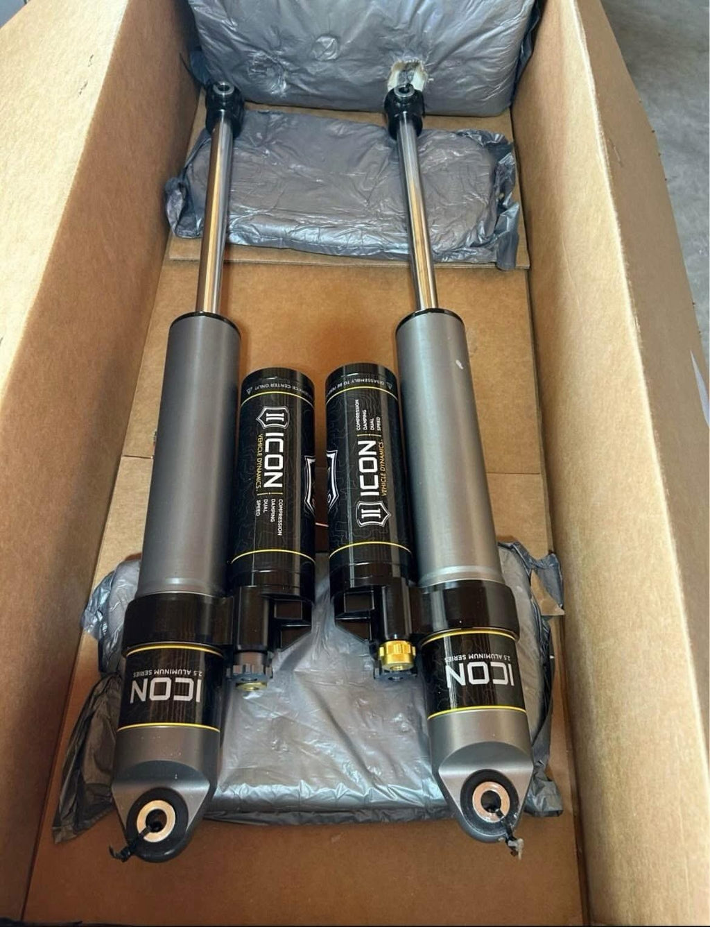 ICON Performance Rear Shocks 2.5” Piggyback Reservoir
Fits Ford F-150 (2009–2025 all) & 2004–2008 (4WD only)