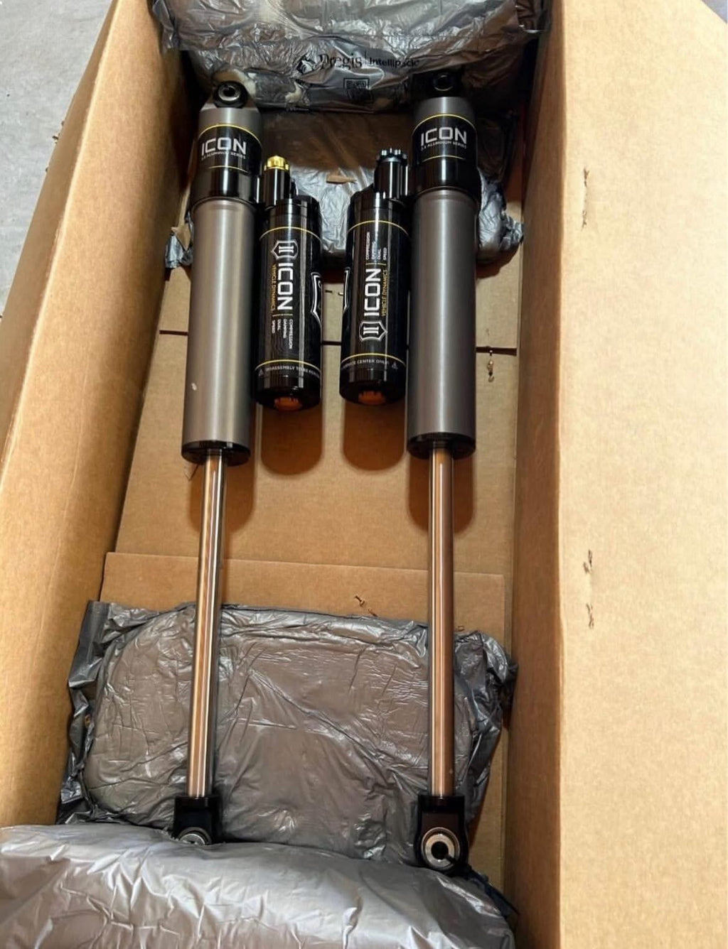 ICON Performance Rear Shocks 2.5” Piggyback Reservoir
Fits Ford F-150 (2009–2025 all) & 2004–2008 (4WD only)